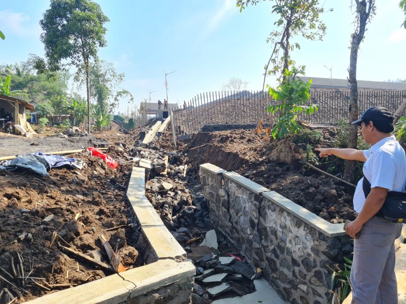MENGKHAWATIRKAN: Saluran pengarah aliran air di kompleks Museum dan Kampung Seni Borobudur, jebol pada Rabu sore (25/9/2024) akibat hujan deras.