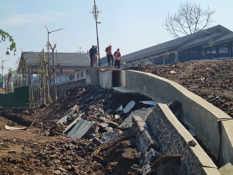 MENGKHAWATIRKAN: Saluran pengarah aliran air di kompleks Museum dan Kampung Seni Borobudur, jebol pada Rabu sore (25/9/2024) akibat hujan deras.
