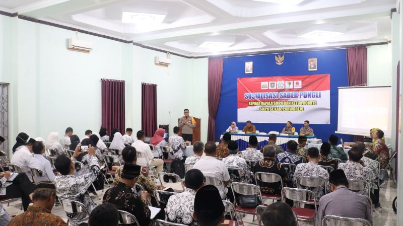 Kegiatan sosialisasi saber pungli kepada kepala sekolah dan komite SMP negeri se-Kabupaten Purworejo di Gedung PKPRI Purworejo.