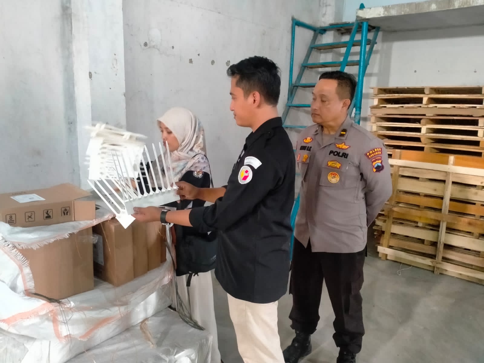 DITERIMA : Petugas KPU Kebumen mulai terima logistik Pilkada 2024. Kedatangan logistik tahap pertama tersebut berupa kabel ties sebanyak 26 ribu buah.