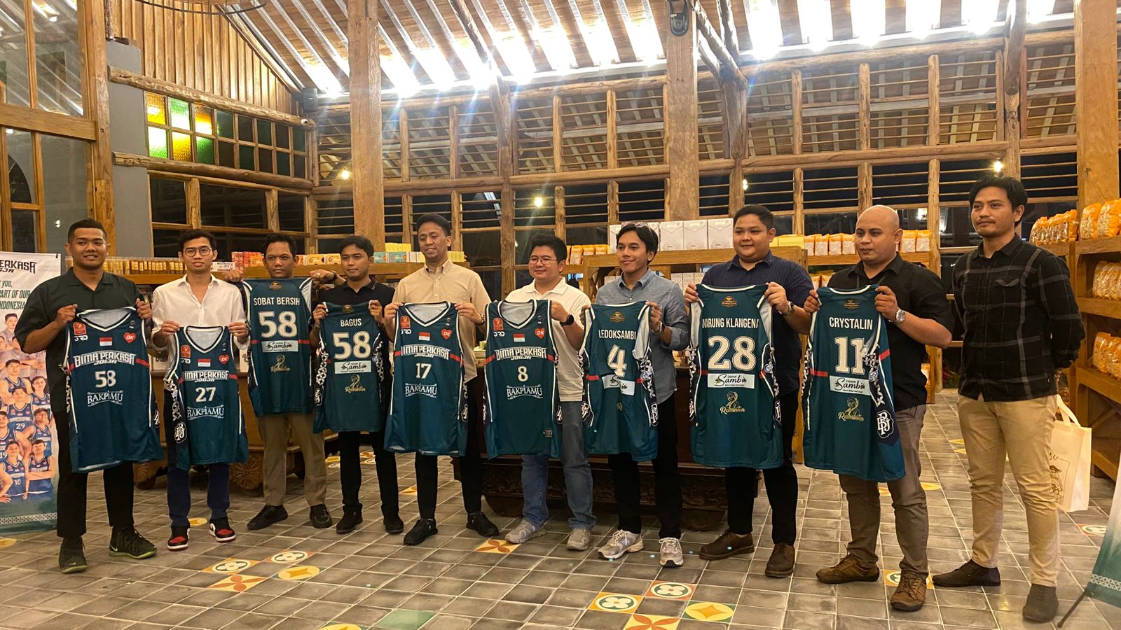 Manajemen Bima Perkasa Jogja (BPJ) saat berfoto bersama dan bersiap mengarungi IBL musim 2024/2025.