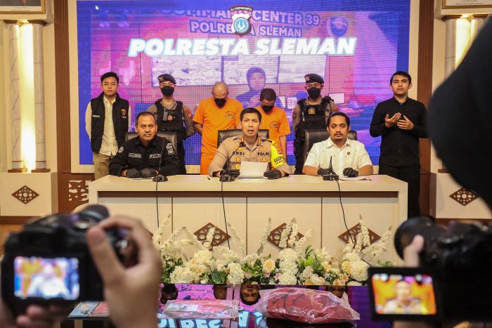 INI LHO: Tersangka digiring petugas saat rilis kasus pencurian dengan kekerasan (curas) di Mapolresta Sleman, Rabu (26/9/2024).