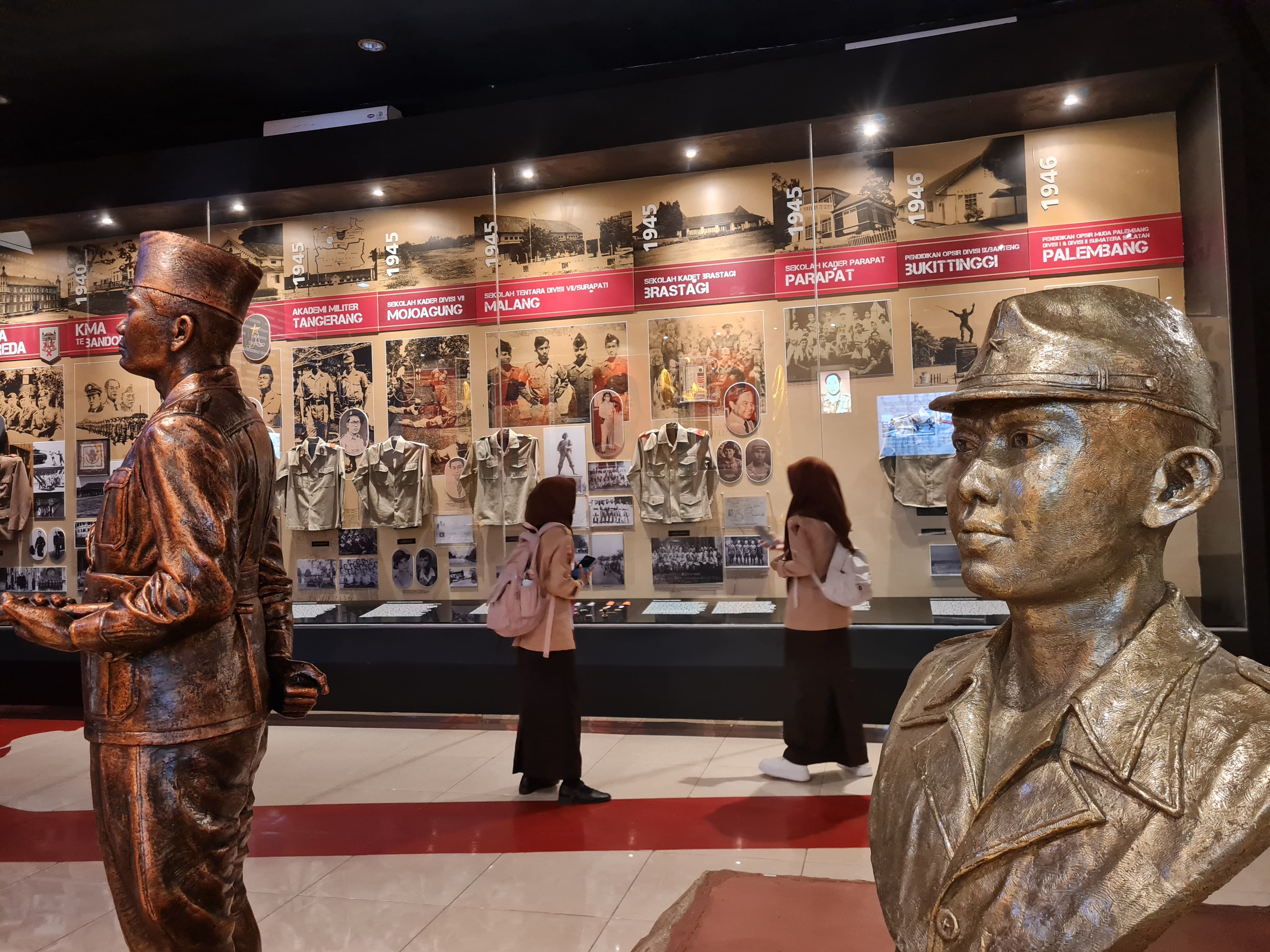 &nbsp;  BERSEJARAH: Aneka koleksi bernilai sejarah, mejeng di setiap sudut Museum Taruna Abdul Djalil.