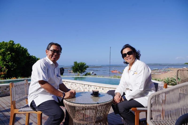 DARI KIRI: Staff khusus Yustinus Prastowo dan Mentri keuangan Sri Mulyani.