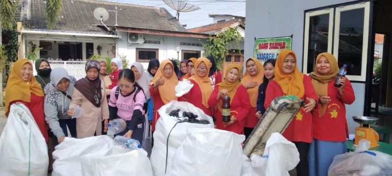Studi tiru Bank Sampah Berkah Makmur Desa Clapar, Bagelen, Purworejo ke Bank Sampah Anggrek Asri Perumahan Pepabri Borokulon, Banyuurip, Purworejo, Jumat (27/9/2024).
