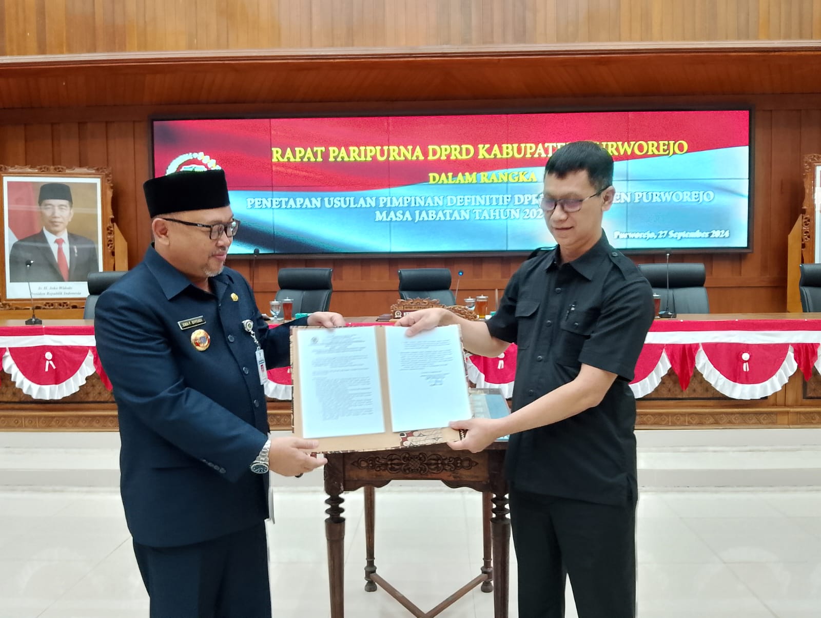 Ketua Ketua Sementara DPRD Purworejo Rokhman saat menyerahkan hasil penetapan usulan pimpinan definitif DPRD Purworejo periode 2024-2029 kepada PJs Bupati Purworejo Endi Faiz Effendi (kiri), Jumat (27