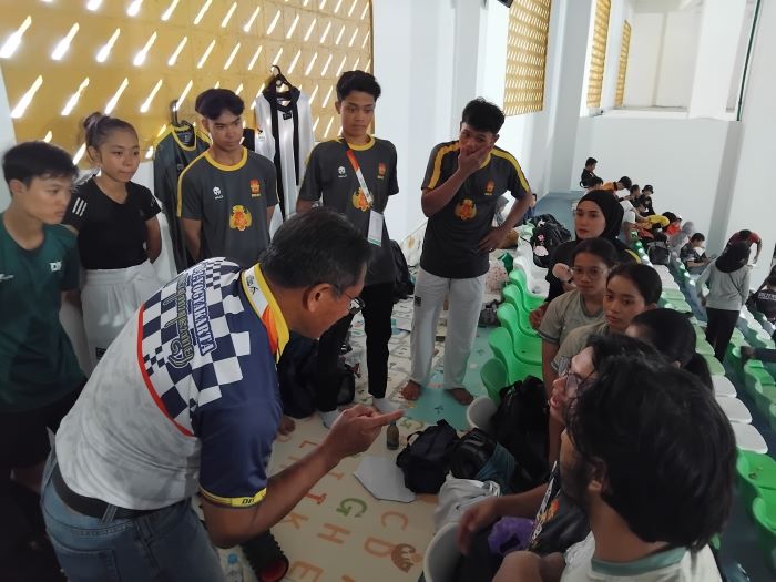 Ketua Umum KONI DIJ Djoko Pekik Irianto saat memberikan penjelasan kepada atlet