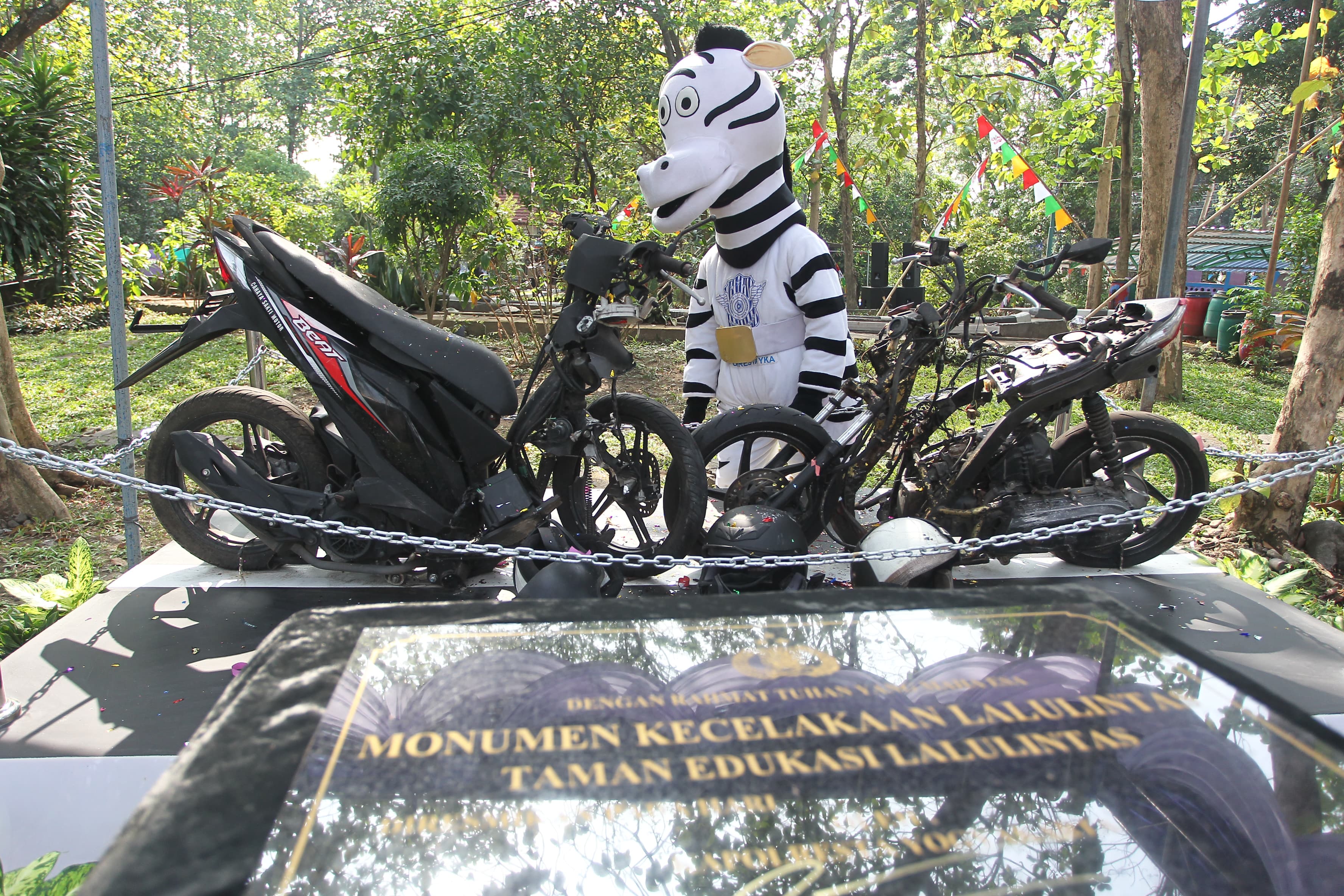 Maskot Zeta mengamati Monumen Edukasi Lalu Lintas (Moella), di Taman Edukasi Lalu Lintas, Giwangan, Kota Jogja, Jumat (27/9).   (Guntur Aga/Radar Jogja)