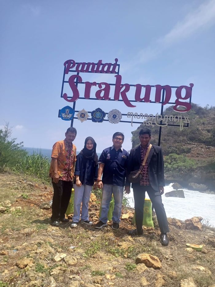 SEKTOR WISATA: Ketua Tim Pengabdi Edi Iskandar (kanan) bersama anggota tim dan seorang mahasiswi UTDI tengah berada di Pantai Srakung, Girisubo, Gunungkidul.