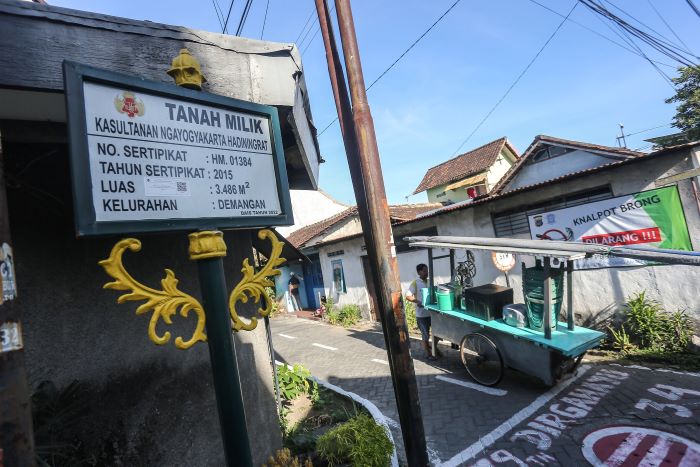 PENANDA: Papan penanda tanah milik Kasultanan Ngayogyakarta Hadiningrat yang terpasang di kawasan Demangan, Gondokusuman, Jogja.