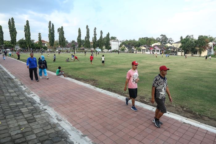 LELUASA: Aktivitas silent walking biasa dilakukan di area terbuka. Membuat penikmatnya bisa mendengarkan suara alam hingga fokus ke pikirannya sendiri.