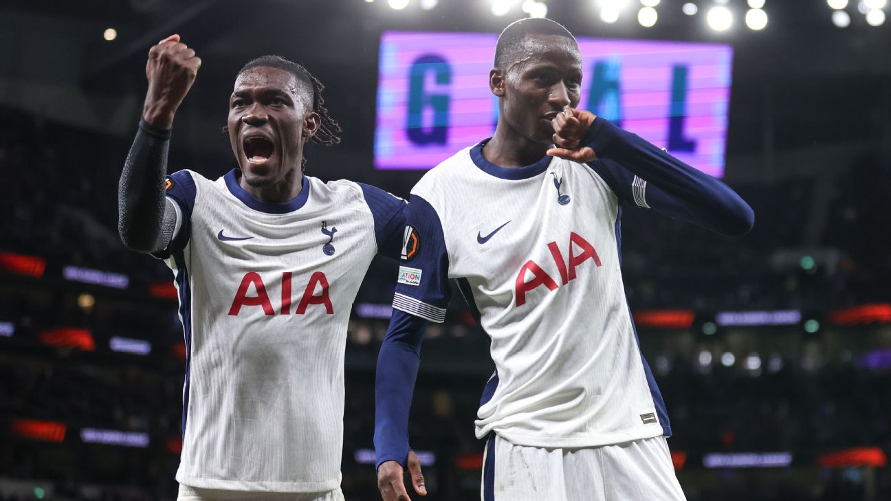 Selebrasi Pape Matar Saar usai mencetak gol bagi Tottenham Hotspurs ke gawang Qarabak FK pada pertandingan pertama di Europa League (Getty)