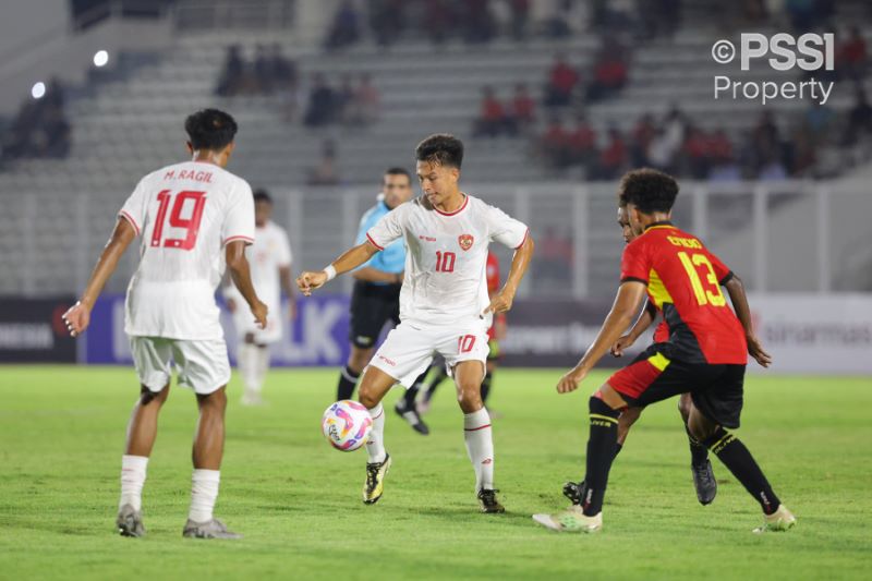 Penggawa timnas Indonesia U20 coba melewati pemain Timor Leste dalam ajang Kualifikasi Piala Asia U20 2025 (PSSI)
