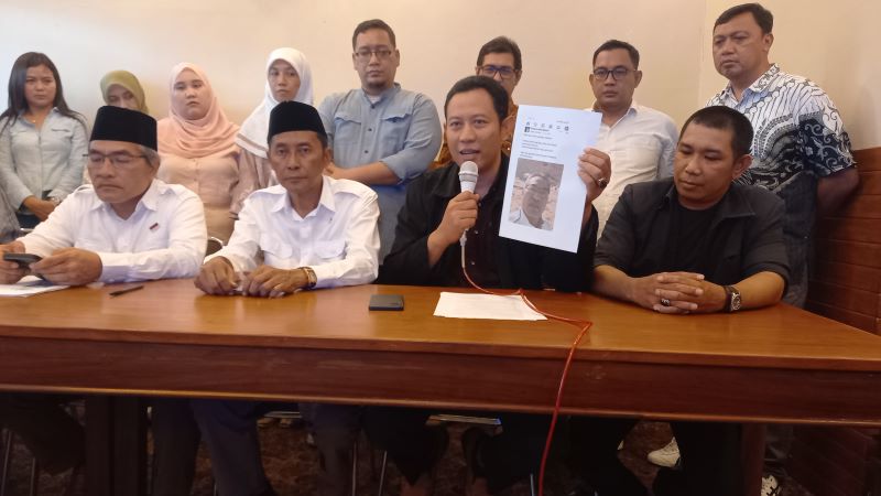 Sigit Fajar Rohman saat menunjukan bukti black campaign yang ditemukannya di Medsos IG dan Facebook