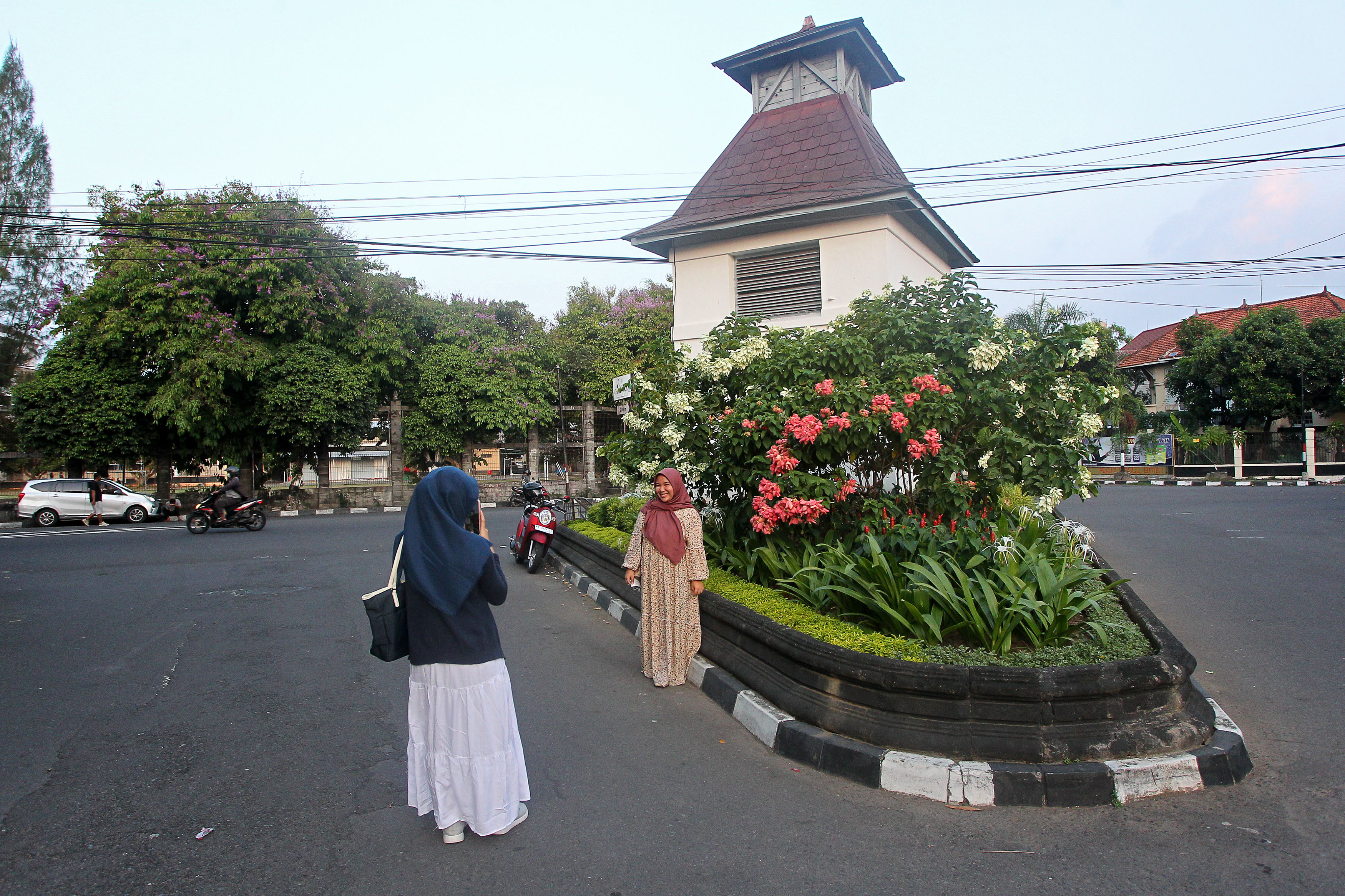Warga berfoto di kawasan Kotabaru Jogja
