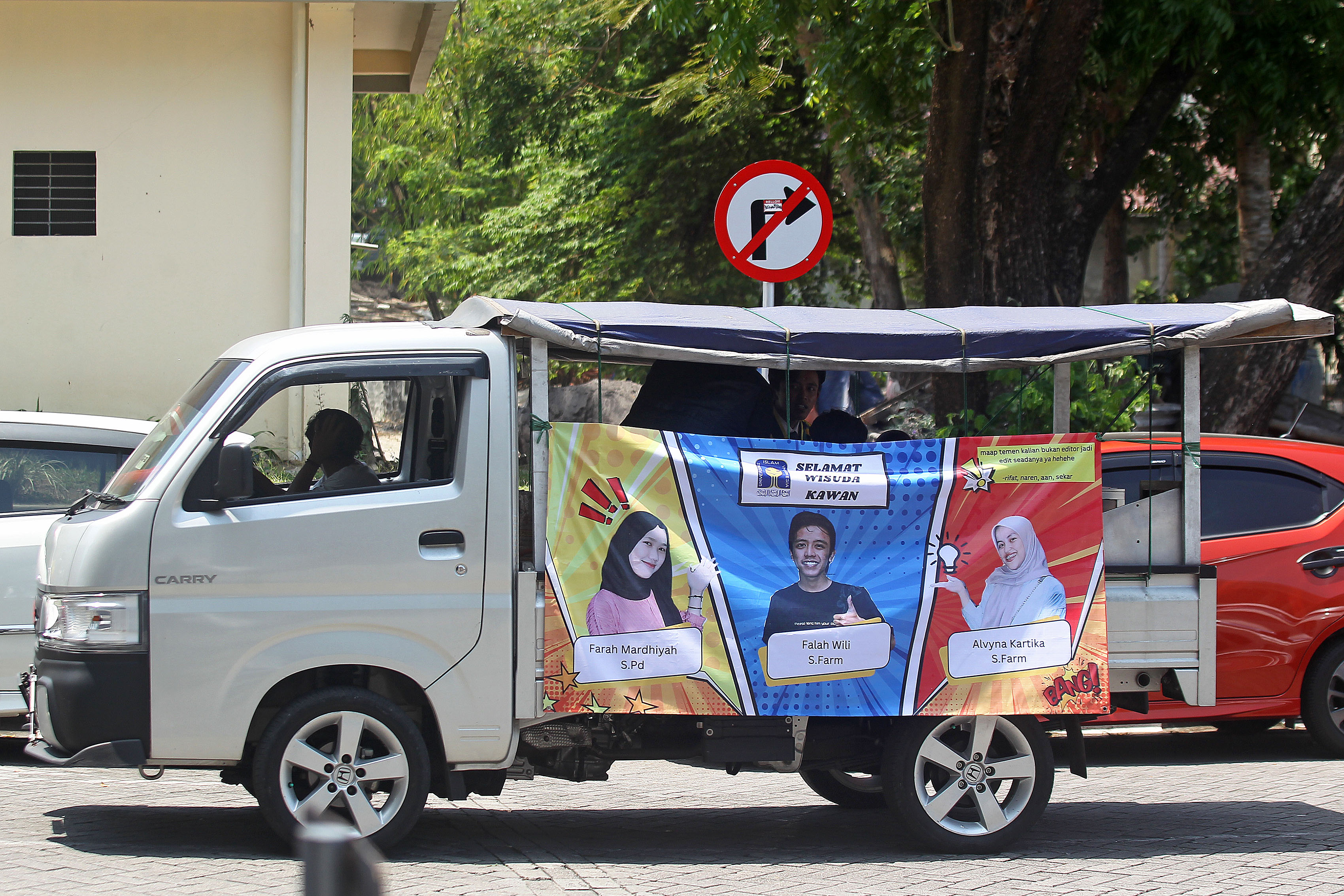 Ucapan selamat dari sahabat  di kompleks Universitas Islam Indonesia (UII), Sleman, Minggu (29/9/2024).