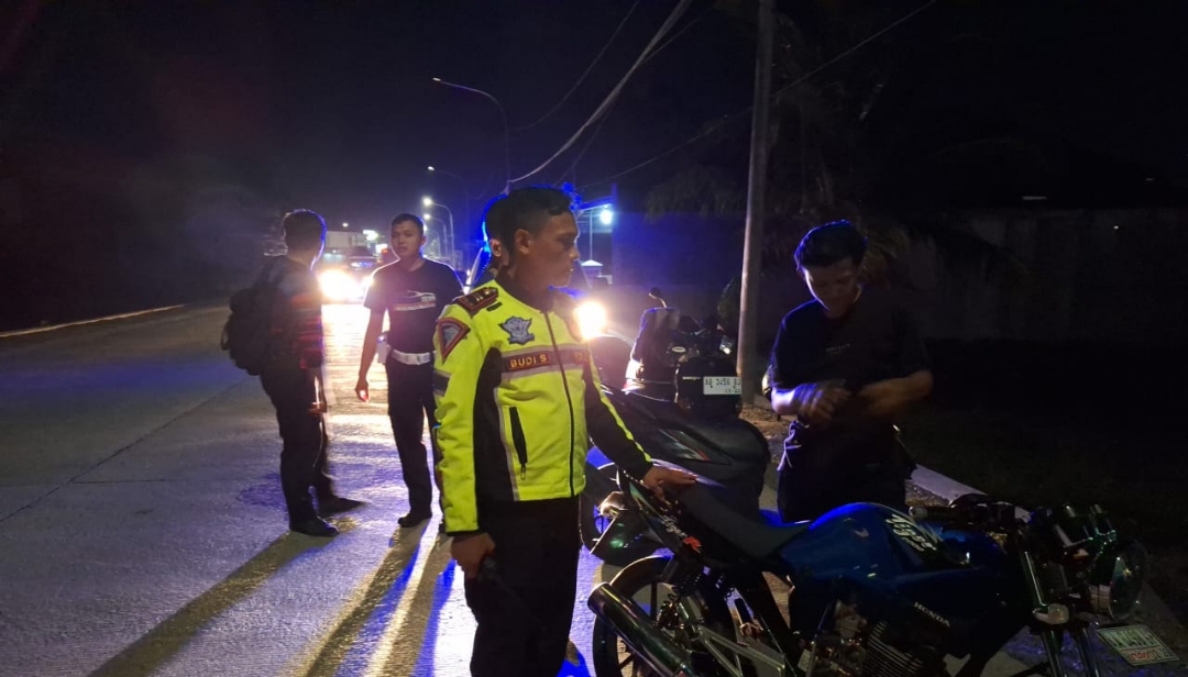 PENCEGAHAN : Petugas dari Satlantas Polres Kebumen berhasil mengamankan sepeda motor milik pemuda yang kabur saat balap liar di depan RSUD Soedirman Kebumen.