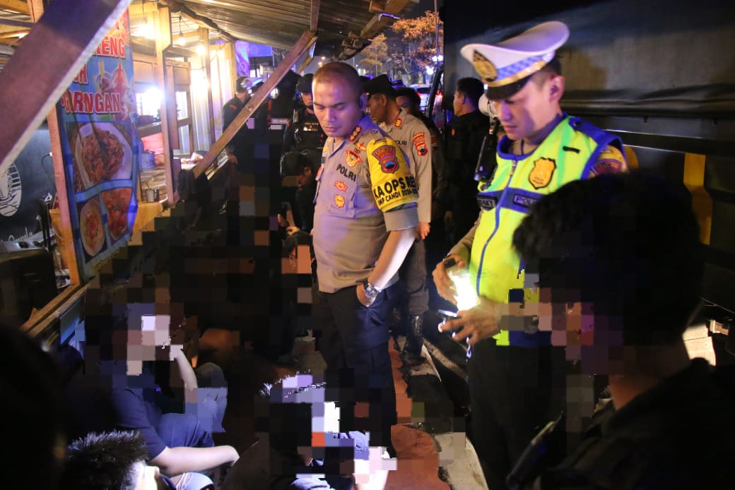 &nbsp;  PATROLI: Polisi mendapati belasan remaja berkumpul saat patroli skala besar di Dusun Prajenan, Mertoyudan.