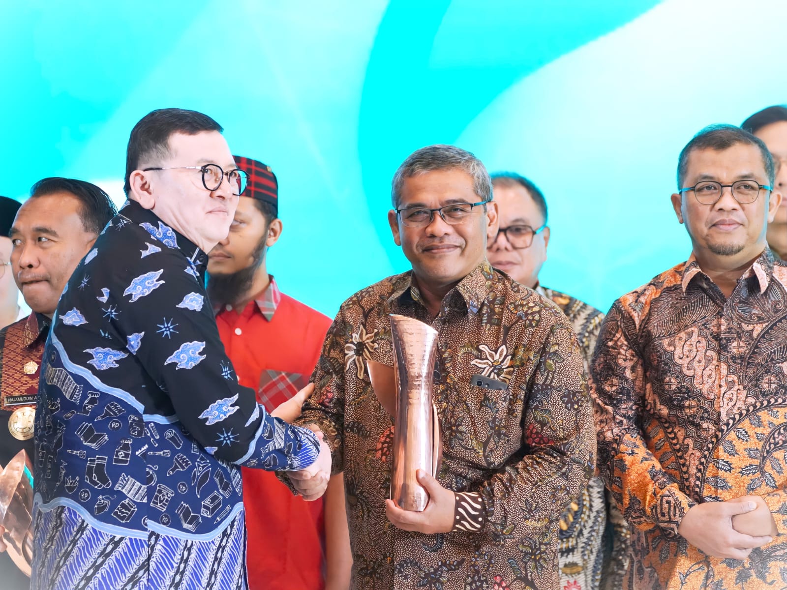 INOVASI - Rektor UAD (kanan) UAD Prof. Muchlas menerima Kemenperin dalam ajang IHYA 2024 baru-baru ini&nbsp;  (Doc UAD untuk Radar Jogja)