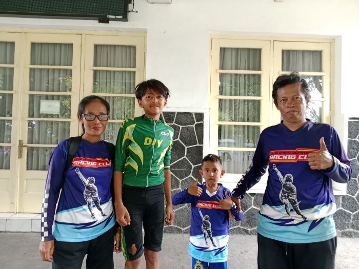 Instruktur komunitas racing club Agus Harmanto bersama dengan anak didiknya