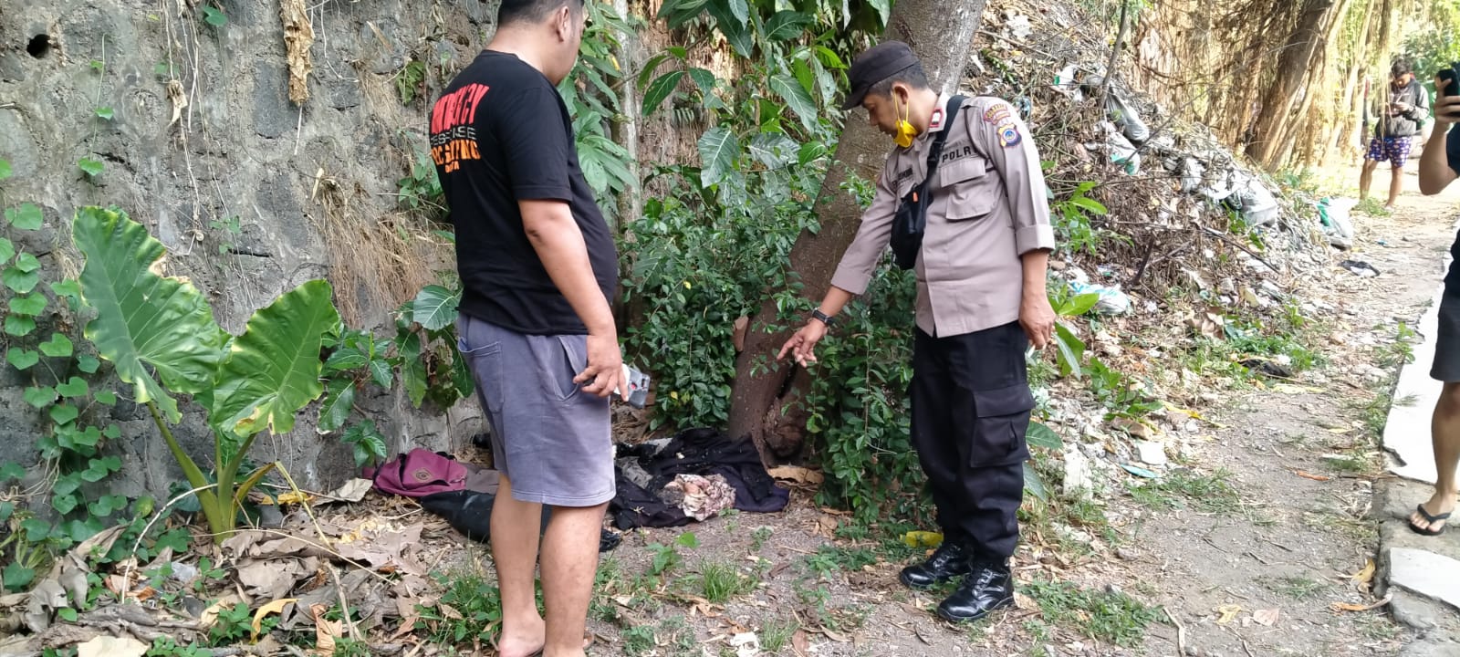Anggota Polsek Jetis menunjukkan lokasi penemuan mayat bayi