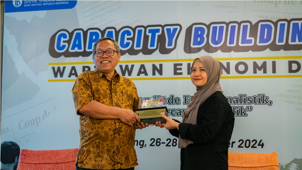 Kepala Tim Implementasi Kajian Ekonomi Daerah (KEKDA) BI DIY Dian Wening Tiastuti menyerahkan kenangan-kenangan kepada Tri Agung Kristanto.
