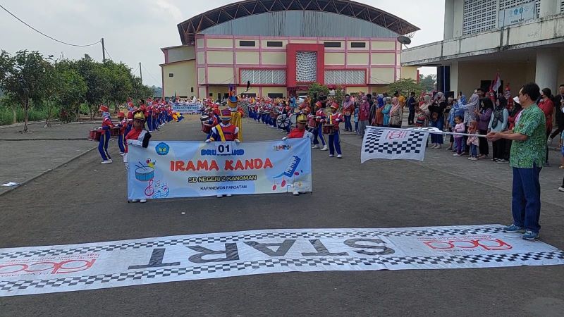 MELEPAS: Kepala Disdikpora mengibarkan bendera start tanda memulai kegiatan street parade.