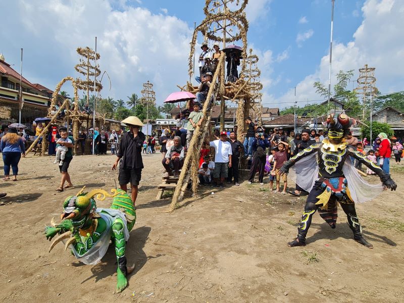 ATRAKTIF: Kesenian dari beberapa kelompok unjuk gigi saat pagelaran Festival Lima Gunung (FLG) XXIII di Dusun Keron, Krogowanan, Sawangan, Minggu (29/9/2024).