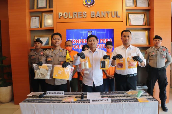 UNGKAP KASUS: Polisi saat menghadirkan tersangka dan menunjukkan barang bukti kasus peredaran dan penyalahgunaan narkoba di Mapolres Bantul Senin (30/9/2024).