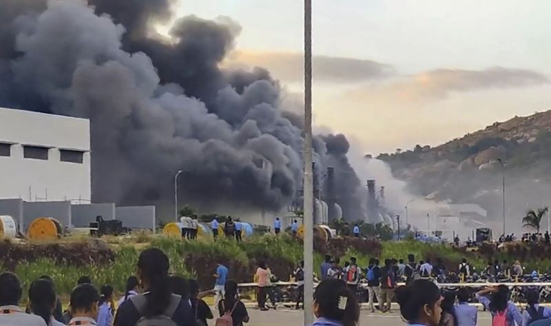 Asap mengepul dari kompleks pabrik Tata Electronics.