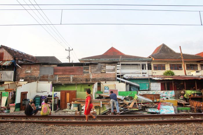 Warga Bong Suwung saat membongkar dan melakukan relokasi secara mandiri.