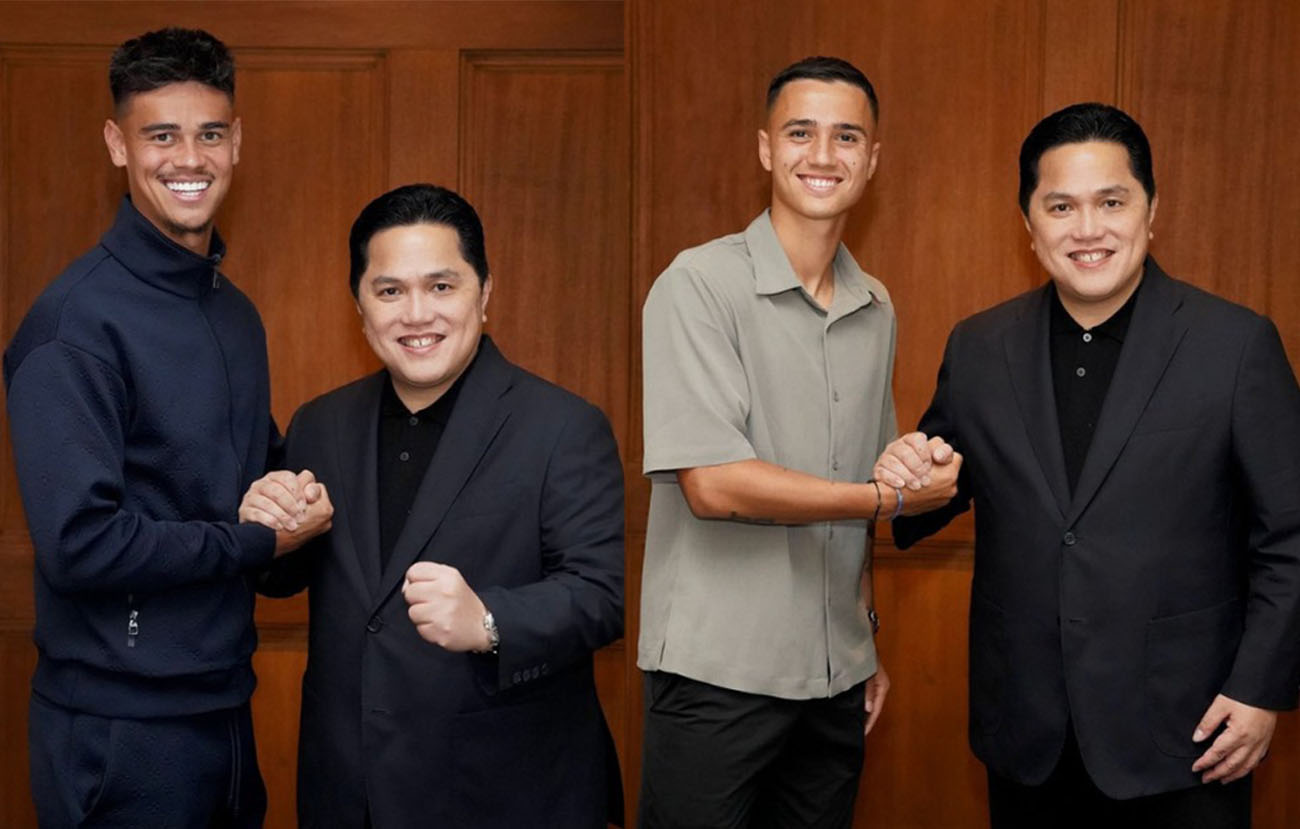Eliano Reijnders dan Mees Hilgers berfoto dengan Erick Thorir.