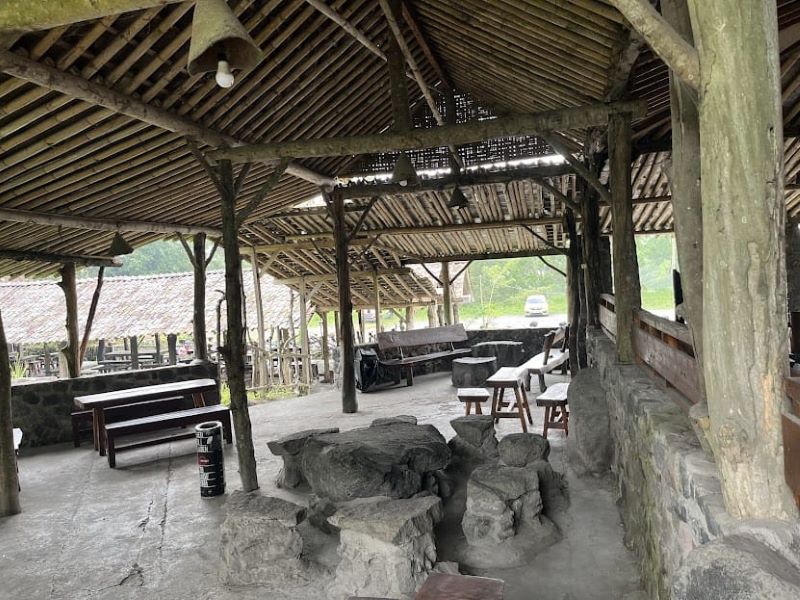 Interior di Warung Kopi Merapi.
