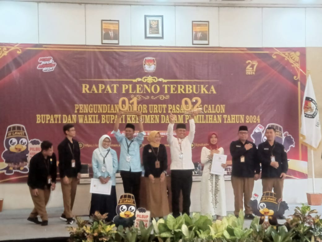 KONTESTAN PILKADA : Paslon Lilis-Zaeni dan Arif-Rista berada satu panggung saat pengundian nomor urut Pilkada 2024.