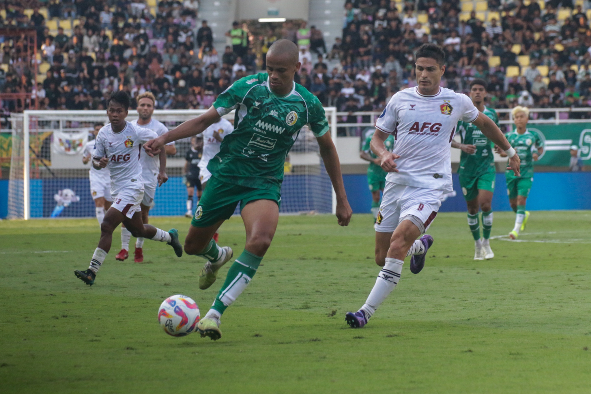 bek PSS Sleman Cleberson Martins De Souza ( kiri) dibayangi pemain Persik Kediri di Stadion Manahan Solo.