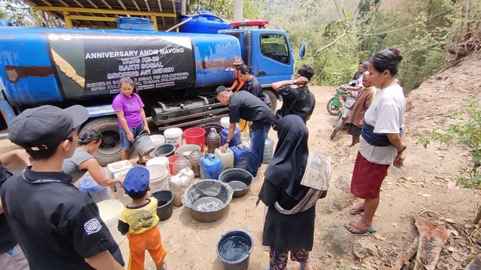 ANOM BAGASKORO/RADAR JOGJA  TERJADWAL: Sunardi menjadwal penyaluran air bersih di berbagai kalurahan. Namun setiap harinya hanya mampu mengirimkan enam tangi dengan tiga armada