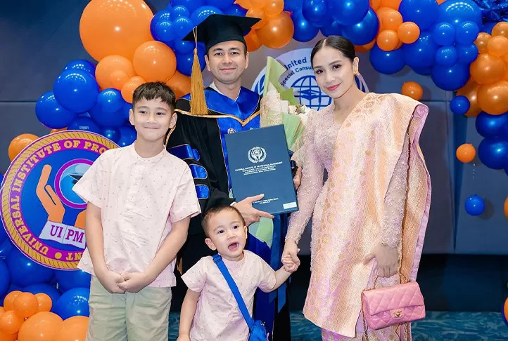 Presenter Raffi Ahmad dan kedua anaknya.
