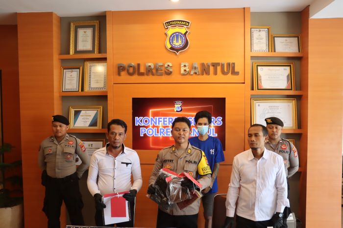 DICOKOK: Polisi saat menunjukkan barang bukti dan menghadirkan tersangka kasus penggelapan motor milik pondok pesantren di Mapolres Bantul, Senin (30/9/2024).