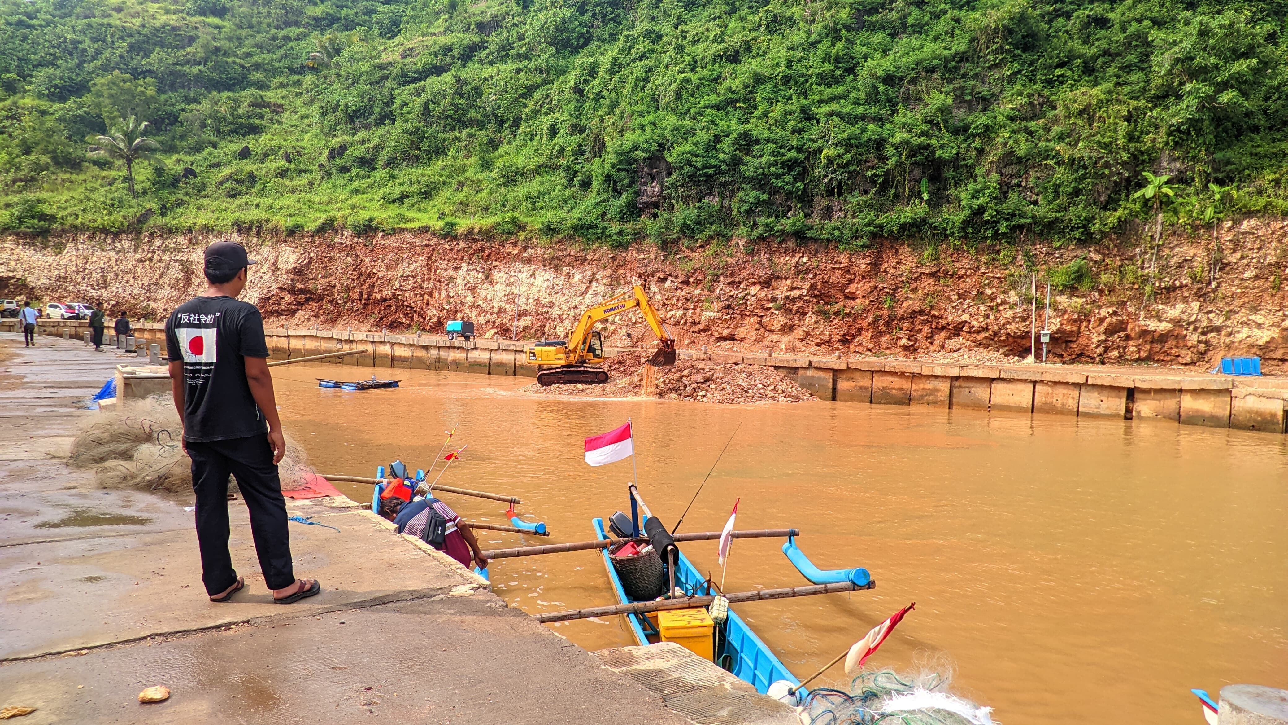 Aktivitas para nelayan di Pelabuhan Perikanann Pantai Gesing, Panggang, Gunungkidul