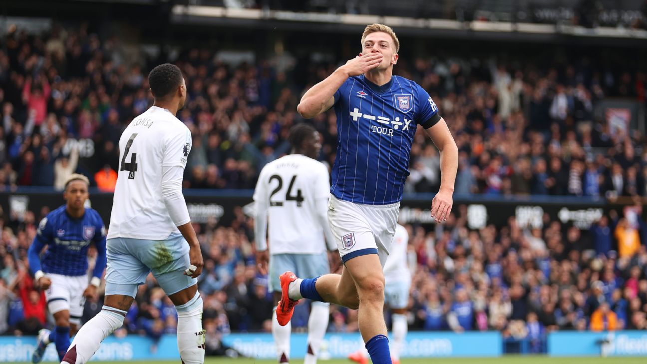 Selebrasi Liam Delap usai cetak gol ke gawang Aston Villa saat hasil imbang 2-2 di Portman Road (getty images)