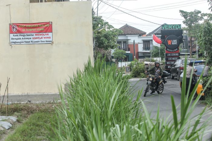 DAPAT PENOLAKAN: Spanduk penolakan dipasang di seputaran tempat usaha resto & bar di kawasan Sarigharjo, Ngaglik, Sleman Senin (30/9/2024).