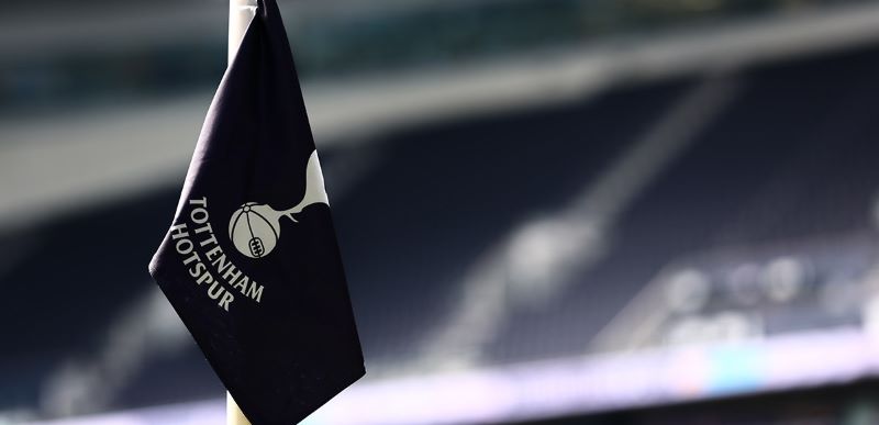 Logo Tottenham Hotspurs di sisi lapangan (tottenham hotspurs)