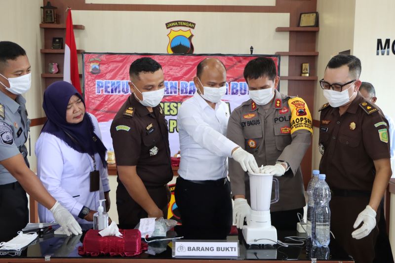 Proses pemusnahan barang bukti narkoba seberat 443,9 gram di ruang Rupattama Moch Giyarto Polres Purworejo, Selasa (1/10/2024).