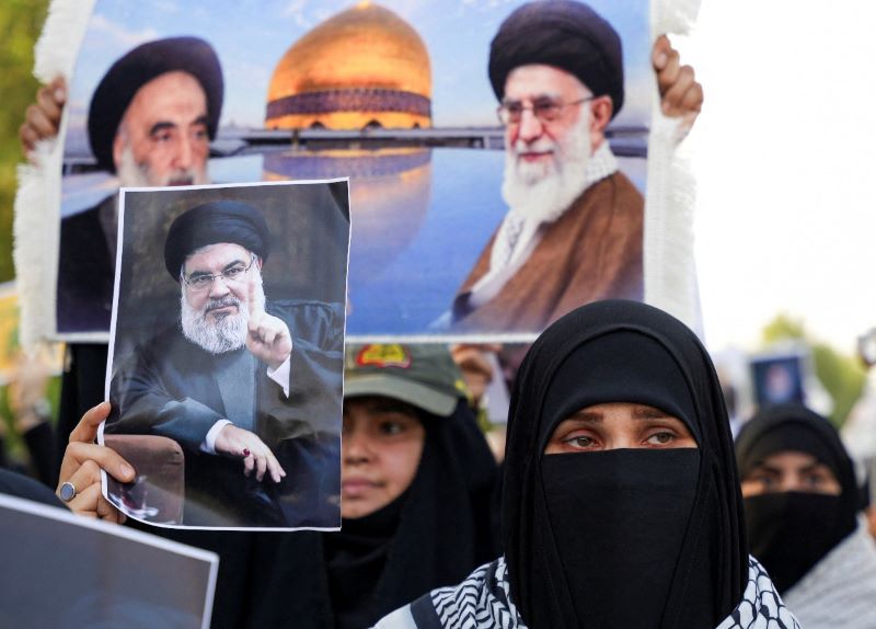 Demonstrasi warga Lebanon setelah kematian Hassan Nasrallah, Sekretaris jenderal Hizbullah.