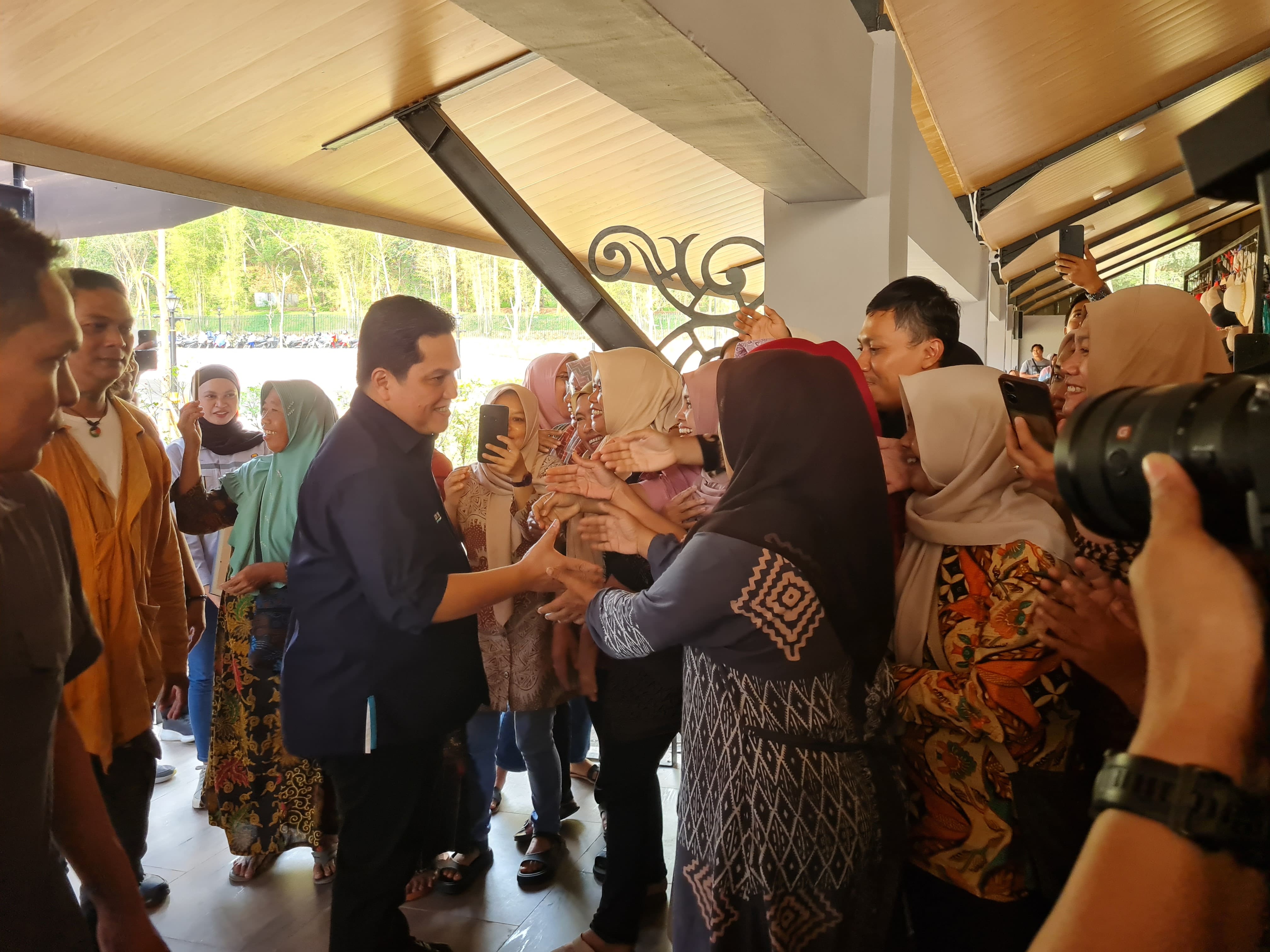 TINJAUAN: Menteri BUMN Erick Thohir saat berkunjung ke Museum dan Kampung Seni Borobudur, Selasa (1/10).