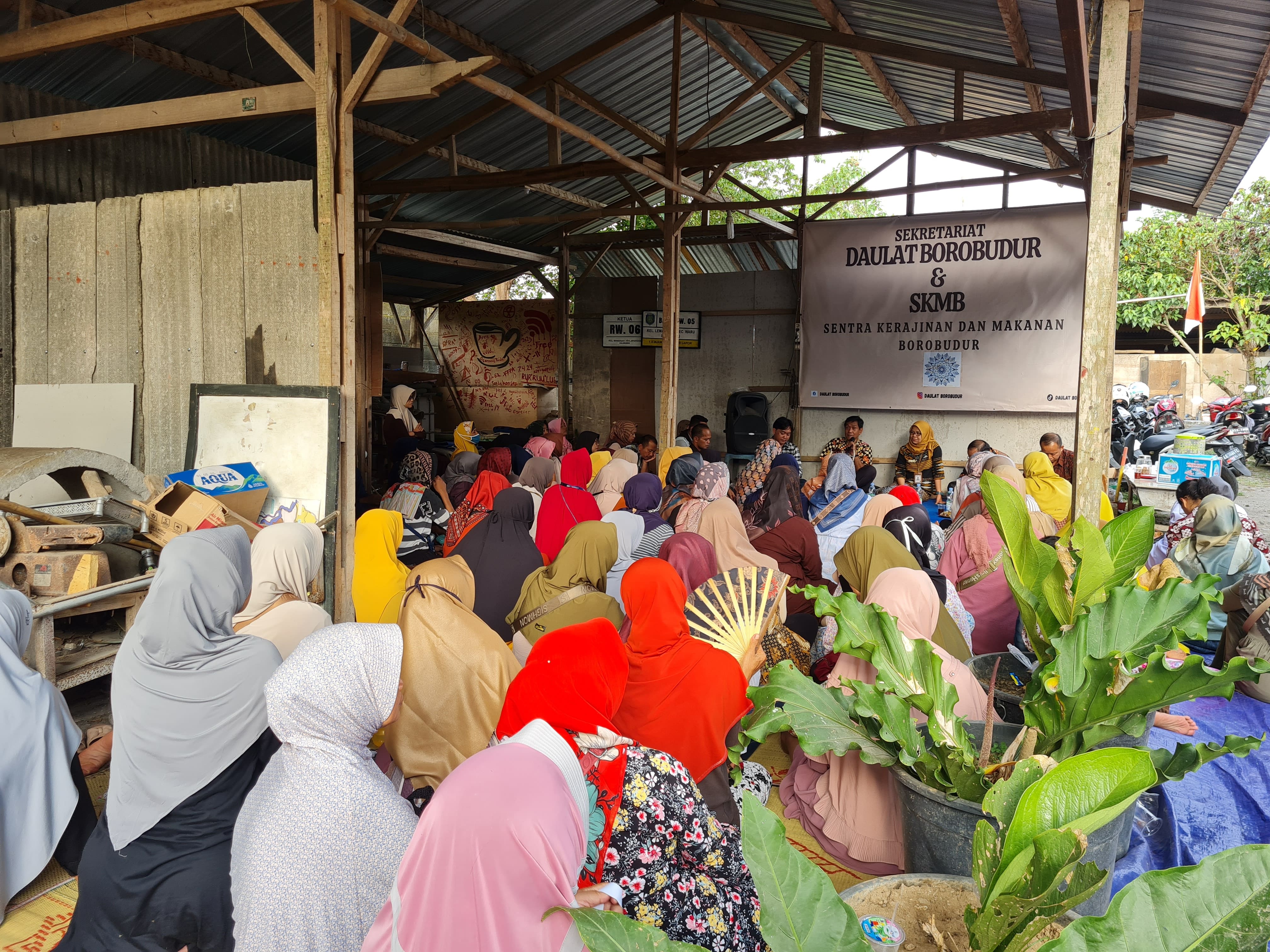 PERTEMUAN: Anggota Ombudsman RI berdialog dengan para pedagang SKMB terkait lapak di Museum dan Kampung Seni Borobudur, Selasa (1/10).