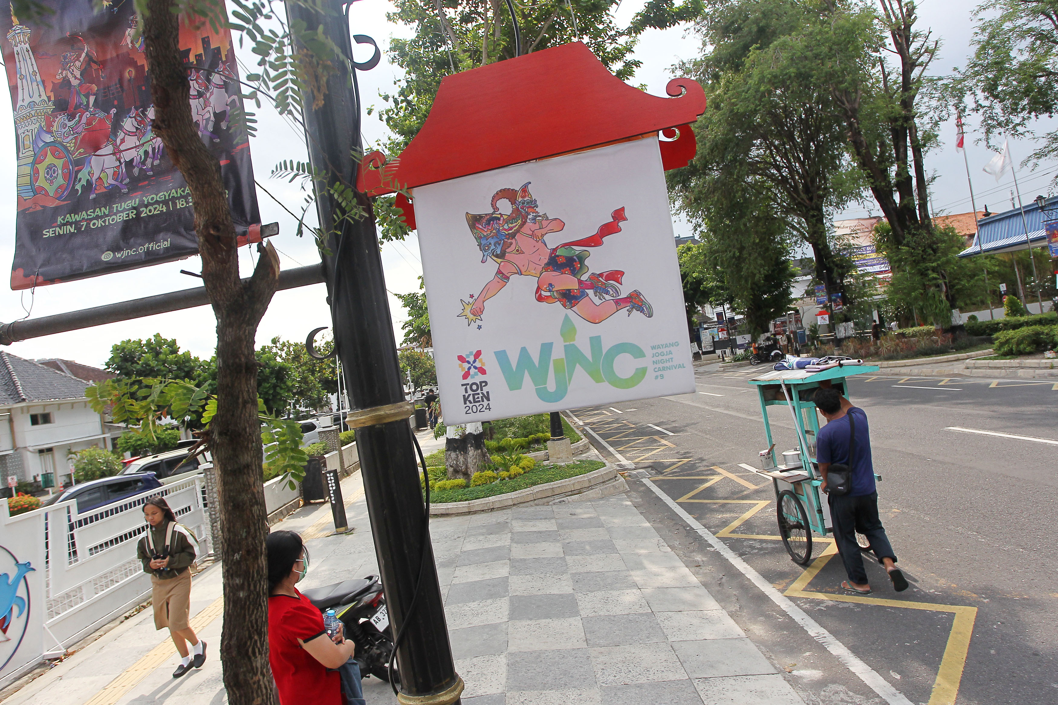 DINANTIKAN: Dekorasi yang mempromosikan acara Wayang Jogja Night Carnival (WJNC) #9 terpasang di sepanjang Jalan Jenderal Sudirman, Kota Jogja, Selasa  (1/10/2024).