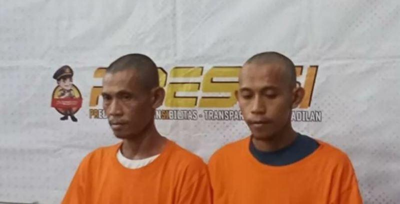 KENAKAN BAJU OREN: Dua pelaku ayah dan anak dugaan ruda paksa dugaan rudapaksa di Pondok Pesantren Al-Qona