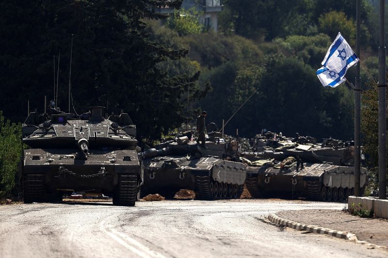 Tank-tank Israel sedang bersiap untuk melakukan invasi darat di perbatasan Lebanon.