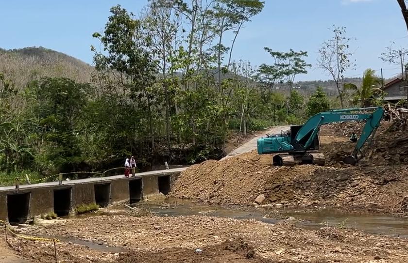 Pembangunan jembatan baru Kedungwanglu, Kalurahan Banyusoco, Kapanewon Playen, Gunungkidul, Selasa (1/10).